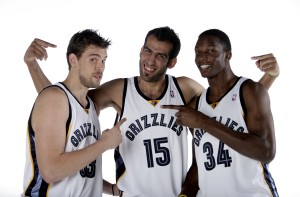 Marc Gasol, Hamed Haddadi y Hasheem Thabeet (Joe Murphy/NBAE via Getty Images)