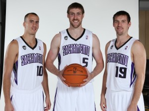 Sergio Rodriguez, Andres Nocioni y Beno Udrih (Don Smith/NBAE via Getty Images)